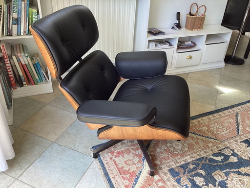 Fauteuil design en cuir noir et noyer