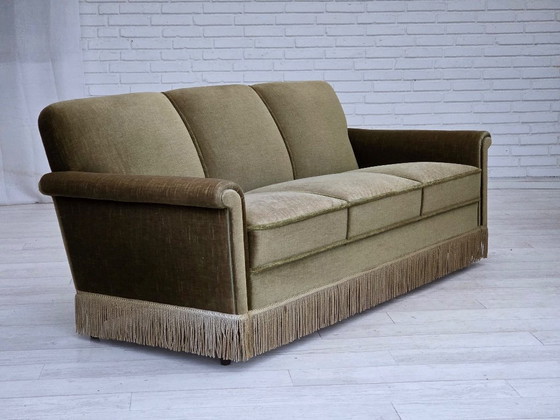 Image 1 of Deense 3-zitsbank uit de jaren 70, groen meubelvelours, poten van teakhout.