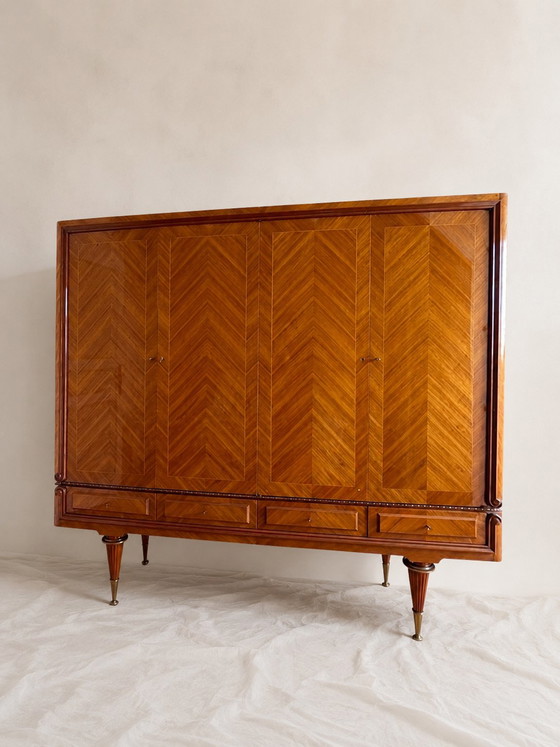 Vintage houten kledingkast met 4 deuren, chevronpatroon, spiegel en gouden poten. – Kledingkasten, Wood (photo 2 of 7)