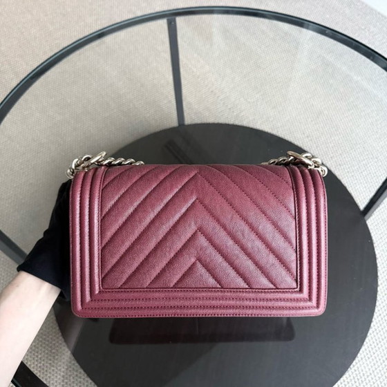 Image 1 of Chanel Boy Medium - Caviar 25CM Chevron Rood Goudkleurige Hardware Serie 28