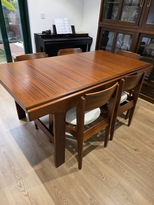 Ausziehbarer Tisch und sechs Stühle. Skandinavisches Design. Massiv Teakholz.