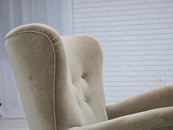 Image 1 of Poltrona danese, anni '60, rivestimento in velluto verde, gambe in legno di quercia.