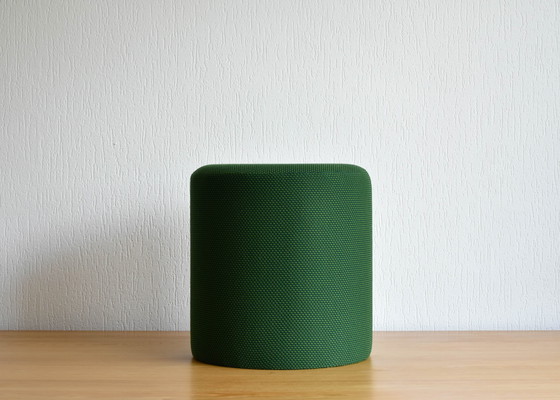 Image 1 of Reposapiés redondo verde en tejido Kvadrat Drop - Ø37cm x H40cm
