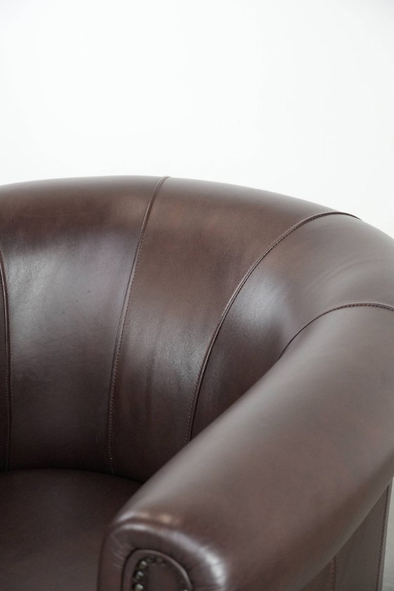 Image 1 of In zeer goede staat verkerende rundleren clubfauteuil in Engelse stijl