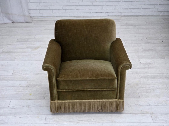 Image 1 of Dänischer Sessel aus den 1970er Jahren, originaler grüner Möbelveloursbezug, Beine aus Teakholz.