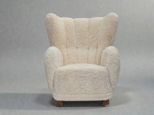 Dänisches Design aus den 1960er Jahren, neu bezogener Hochlehner-Sessel, echtes Schaffell.