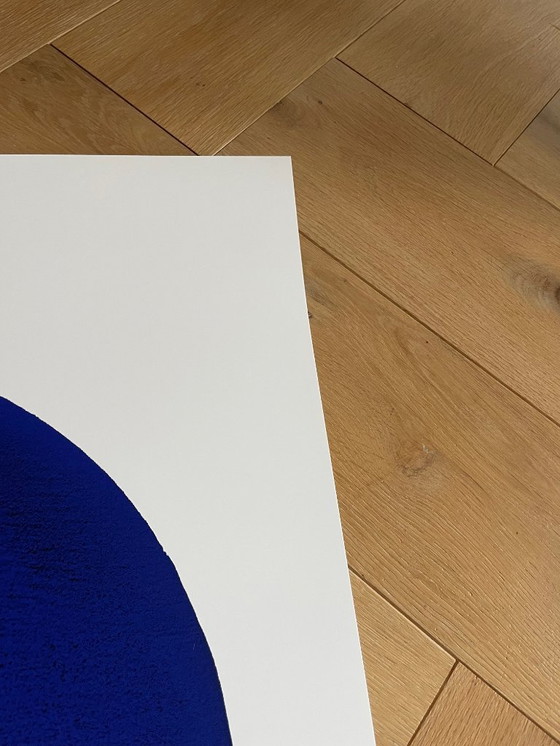 Image 1 of Yves Klein (1928-1962), Disque bleu, IKB 54, 1957, copyright VG Bild-Kunst, Bonn 1997, stampato in Germania