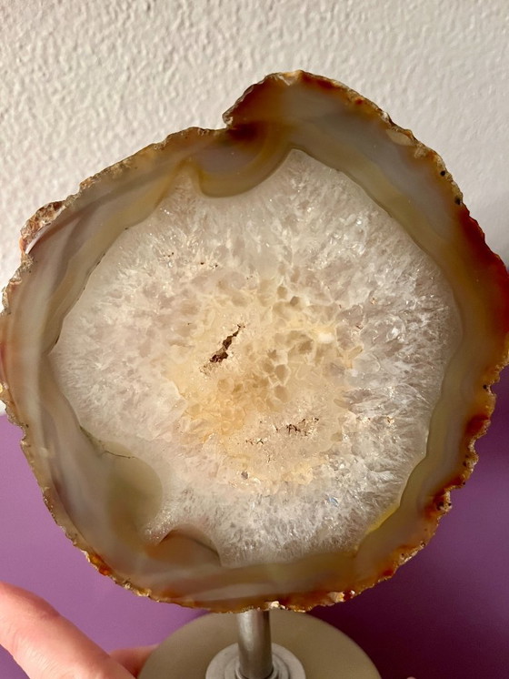 Image 1 of Weiße Achat-Geodenskulptur mit braunem Rand.