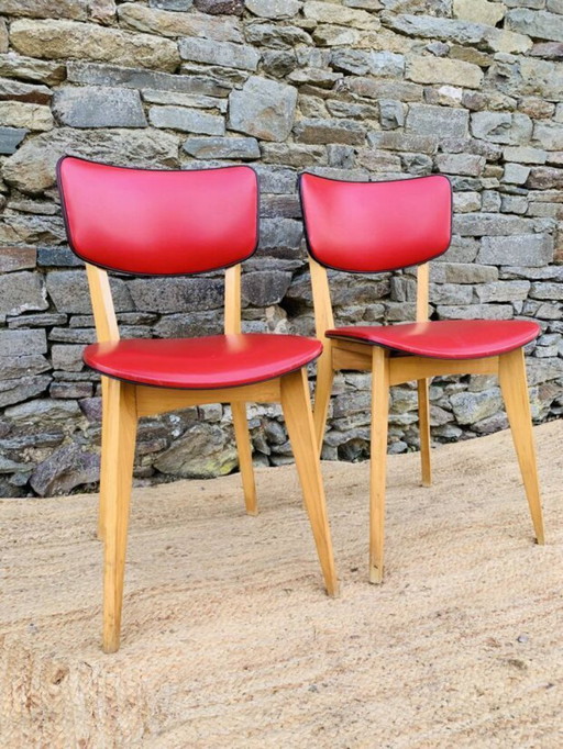 Ein Paar rote Stühle