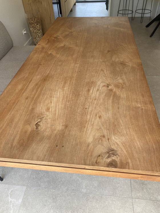 Image 1 of Une table à manger moderne et élégante