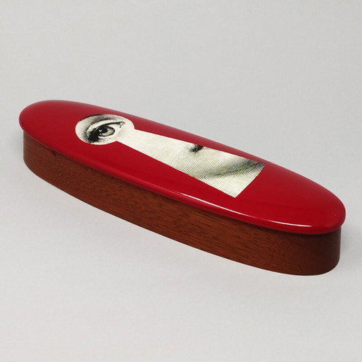 1990 Verbazingwekkende Rode Fornasetti Houten Kist Gesigneerd Fornasetti, Gemaakt in Italië
