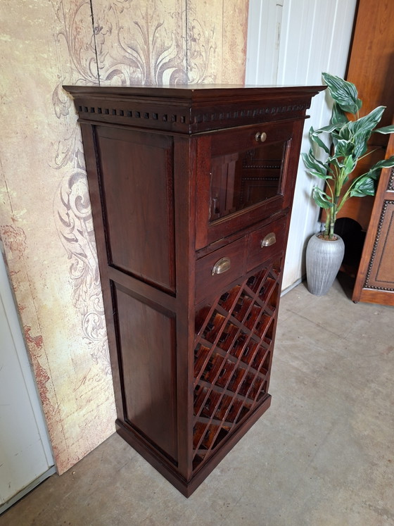 Image 1 of Meuble à vin classique en teck avec porte abattante, dimensions 65x47cm et 140cm de hauteur.