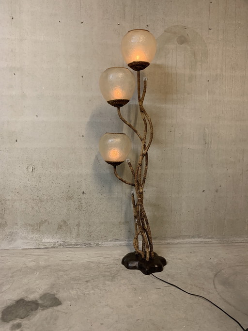 Lampada da terra organica con tre punti luce e sette bracci. (Spagna)