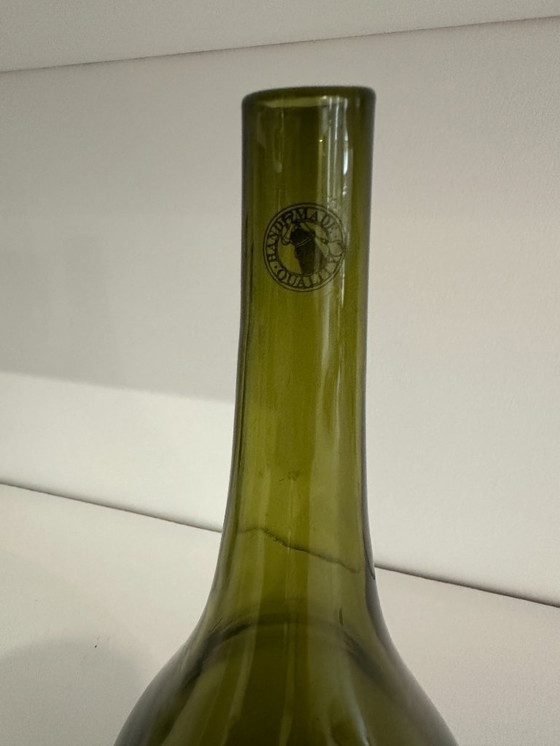 Image 1 of Vase en verre soufflé vert olive – Élégant et intemporel