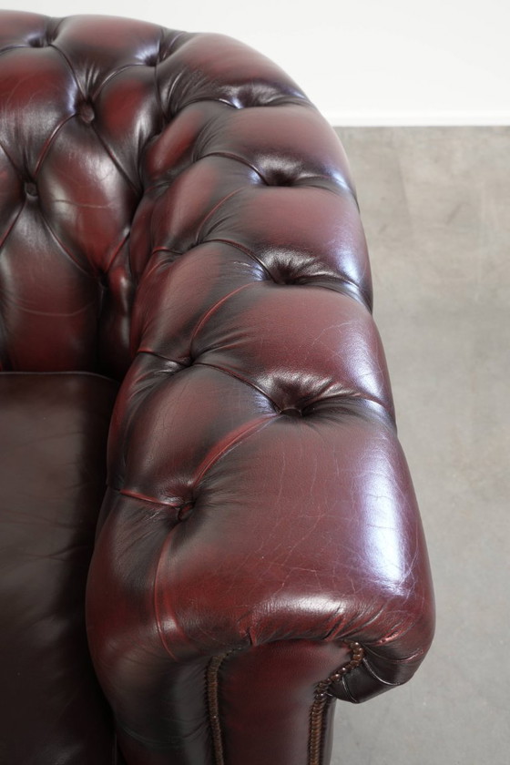 Sofá Chesterfield 2.5 plazas de cuero de buey rojo atemporal con una hermosa pátina – Sofás de 2 plazas (photo 8 of 13)