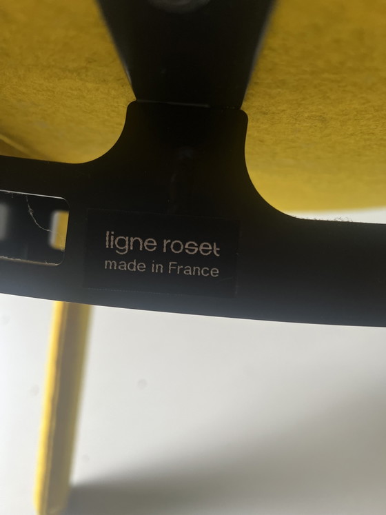 Image 1 of Una silla amarilla de Ligne Roset