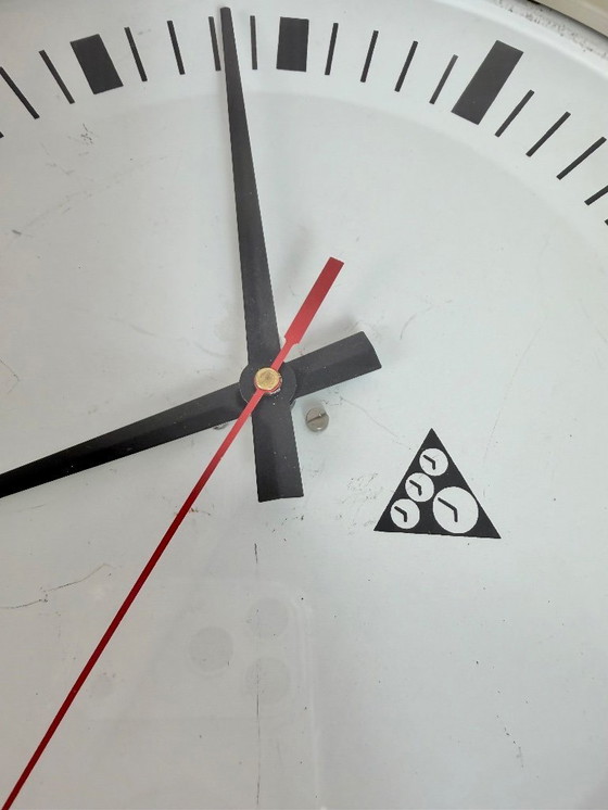 Image 1 of Industrielle graue Bakelit-Wanduhr von Pragotron, 1970er Jahre