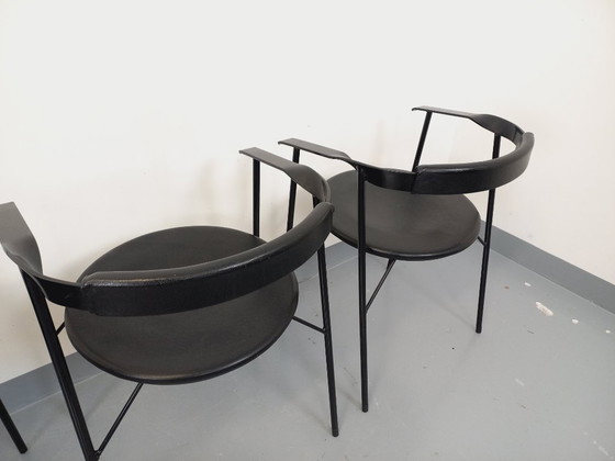 Image 1 of Set di 4 poltrone vintage di design italiano in metallo nero e similpelle nera degli anni '80