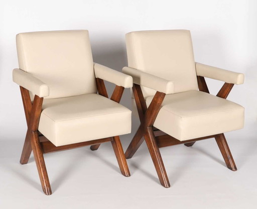 Pierre Jeanneret, ein Paar x-beinige Bürostühle