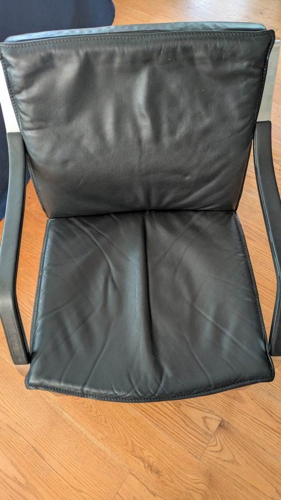 Image 1 of 4 zwarte lederen stoelen Freischwinger Alpha + glazen tafel, vintage set, Art Collection - Walter Knoll