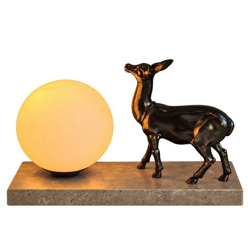 Nachtlicht im Art-déco-Stil mit Hirschdekor – Opalglaskugel und Marmorsockel
