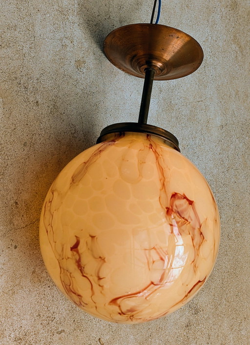 Lampada da soffitto Art Déco con motivo marmoreo.