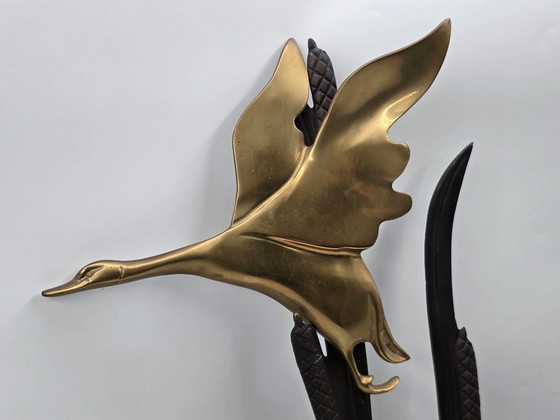 Image 1 of Grande sculpture murale vintage en laiton, représentant un vol d'oiseau.