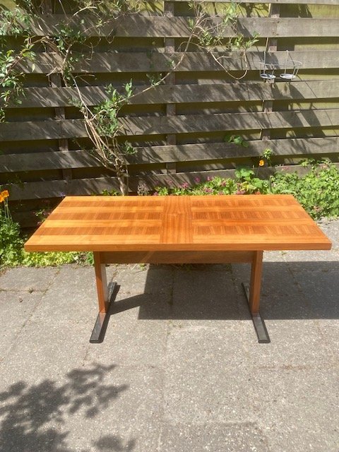 Table basse en placage de noyer