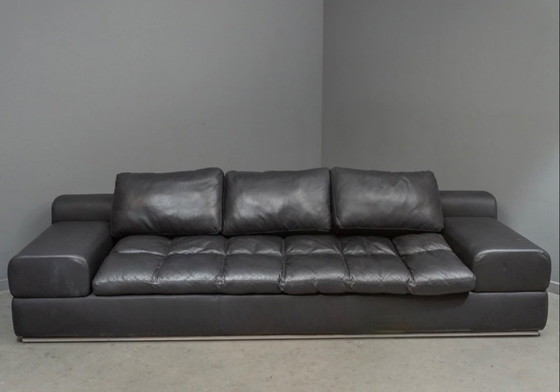 Un generoso divano da 3 a 4 posti, ideale per un interno moderno ed elegante – Divani 3 posti, Pelle (photo 4 of 5)