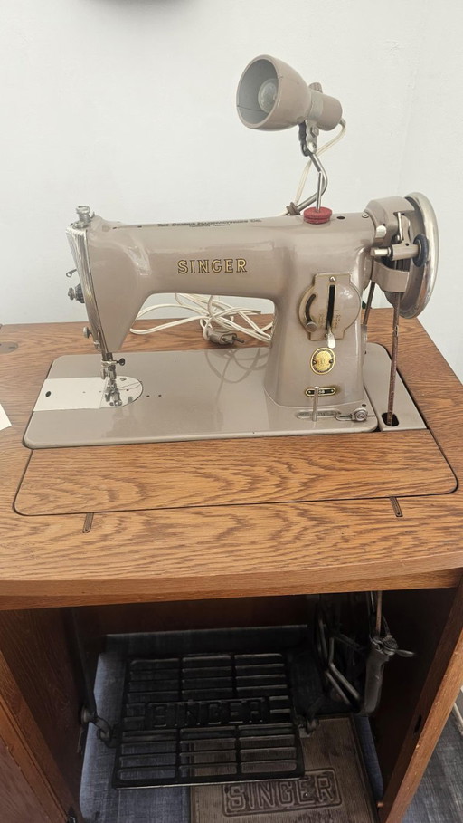 Singer naaimachine uit 1956 met originele houten kast en voetpedaal – Vintage Mid-Century – ladekasten, Metal (photo 2 of 11)