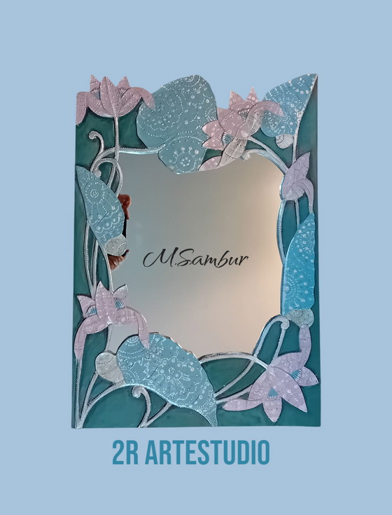 Image 1 of Spiegel in einem reliefgeschnitzten Massivholzrahmen mit Handbemalung.