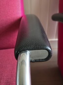 2 leolux stoelen, Scylla, hoog en een poef. Scylla 965-101, fauteuil hoog Zit/rug: Macaron kl. 640 Roseo Zijkant: Senso kl. 5560