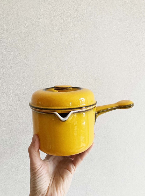 Image 1 of Servizio da tavola vintage color giallo ocra - Thomas Scandic. Ciotole, caraffa e tegamino in stile retrò.