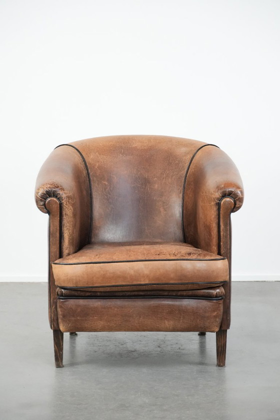 Image 1 of Robusta poltrona club vintage in pelle di pecora con una splendida patina
