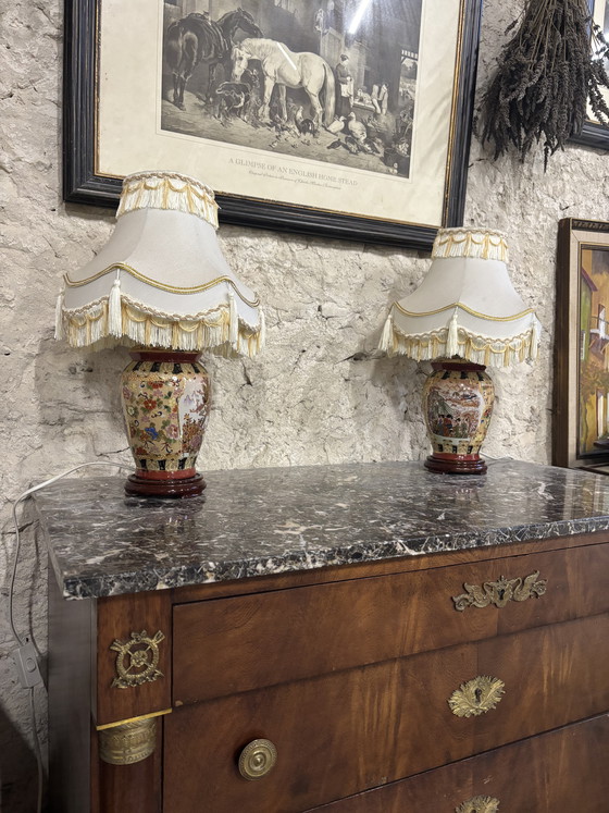 Image 1 of Set di 2 lampade da tavolo in porcellana stile Satsuma con paralumi sfrangiati