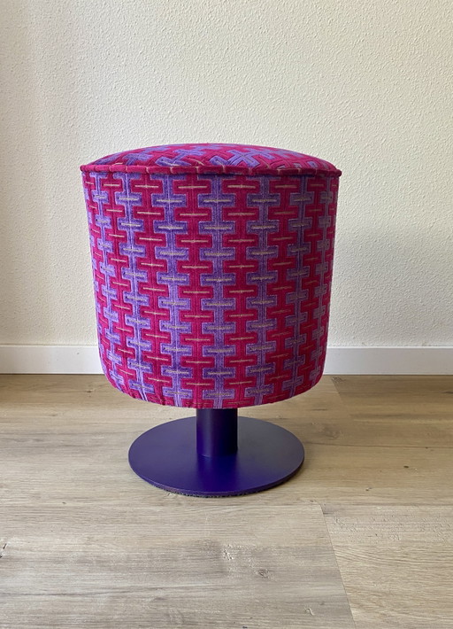 Un oggetto d'arredo unico e accattivante, realizzato con materiali di riciclo: un pouf con il design di McDonald's rivestito