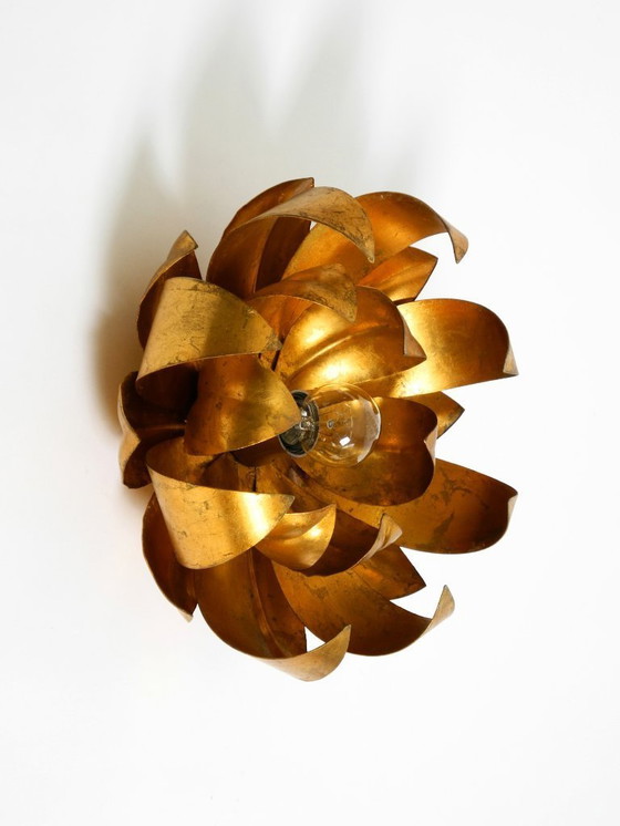 Image 1 of Magnifique applique murale ou plafonnier floral plaqué or des années 1970, orné de grandes feuilles et de style Régence.