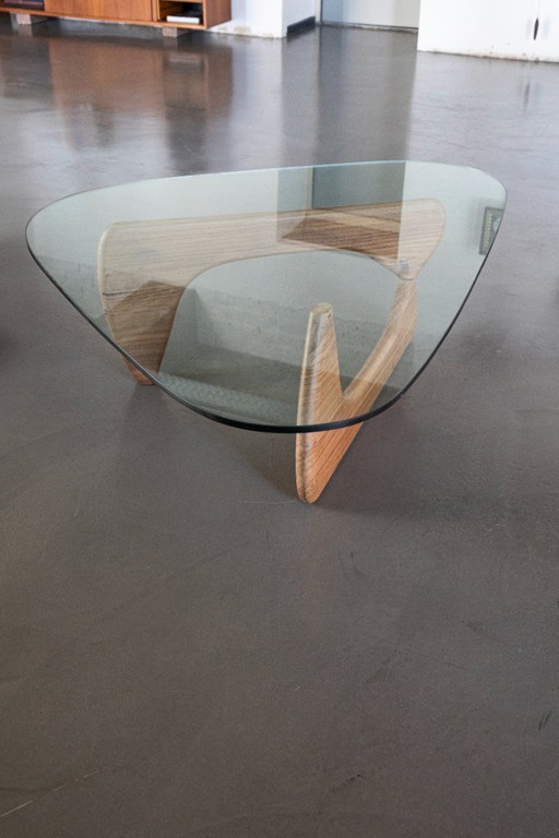 Couchtisch im Noguchi-Stil der Mitte des 20. Jahrhunderts – Glas und Massivholz – handgefertigt auf Bali
