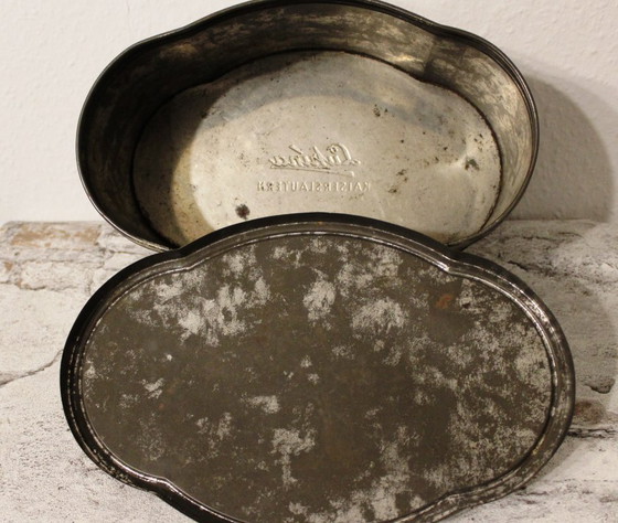 Image 1 of Zeer oude en grote blikken doos, circa 1900, snoepfabriek Lutrina, Kaiserslautern