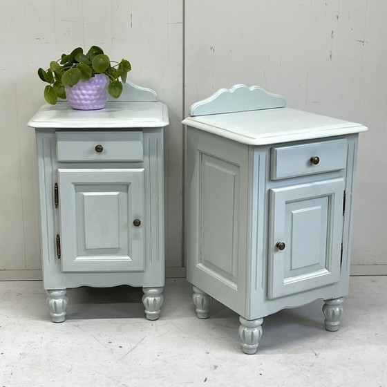 Image 1 of Set di comodini vintage rivisitati nei colori verde e blu.