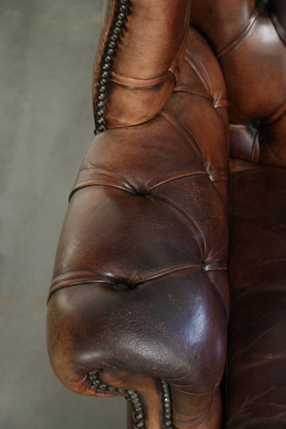 Charaktervoller alter englischer Chesterfield Ohrensessel aus Rindsleder mit schöner Patina und Details (photo 7 of 13)