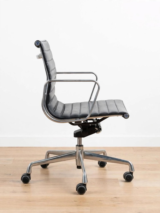 Vitra EA 118 Eames Silla de oficina con reposabrazos – Sillas de oficina, Cuero (photo 5 of 6)