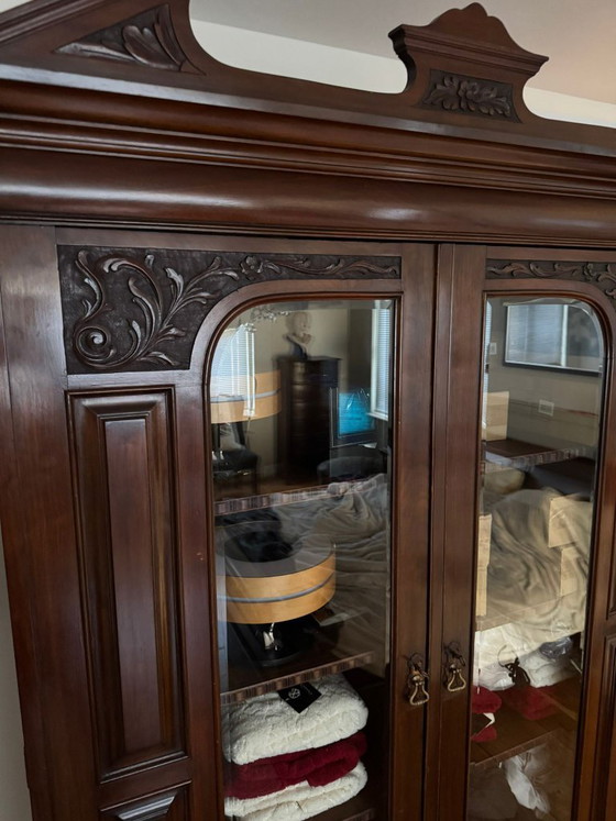 Mahogany Wooden display cabinet with glass and drawers, Brown, Klassiek (photo 9 of 12)