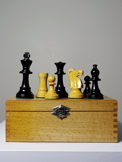 Set of classic turned wood chess pieces vintage type Staunton Roi 9cm