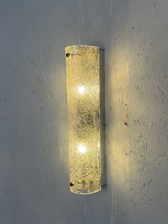 Image 1 of Grande lampada da parete in vetro ghiacciato testurizzato: eleganza brutalista di metà secolo