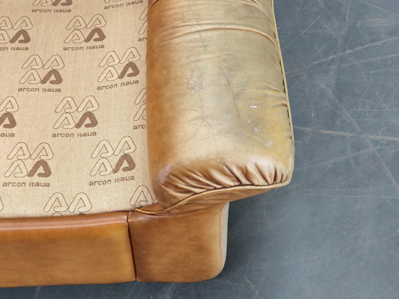 Image 1 of Arcon Italia driezitsbank uit de jaren 70, bekleed met cognacbruin buffelleer.
