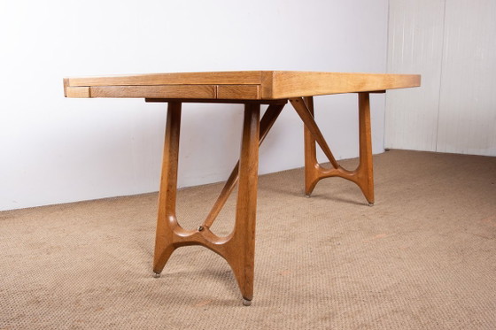 Image 1 of Gran mesa de comedor extensible de roble, diseñada por Guillermo y Chambron para Votre Maison en 1960.