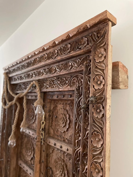 Image 1 of Antigua puerta de madera tallada a mano – Probablemente de Sulawesi