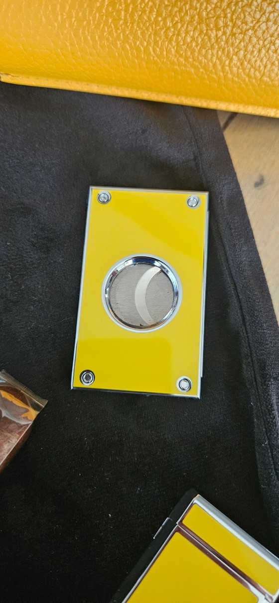 Image 1 of Handgefertigter Aschenbecher aus Eichenholz mit Epoxidharz – Individueller Zigarrenaschenbecher – Geschenkidee für die Ferrari-M