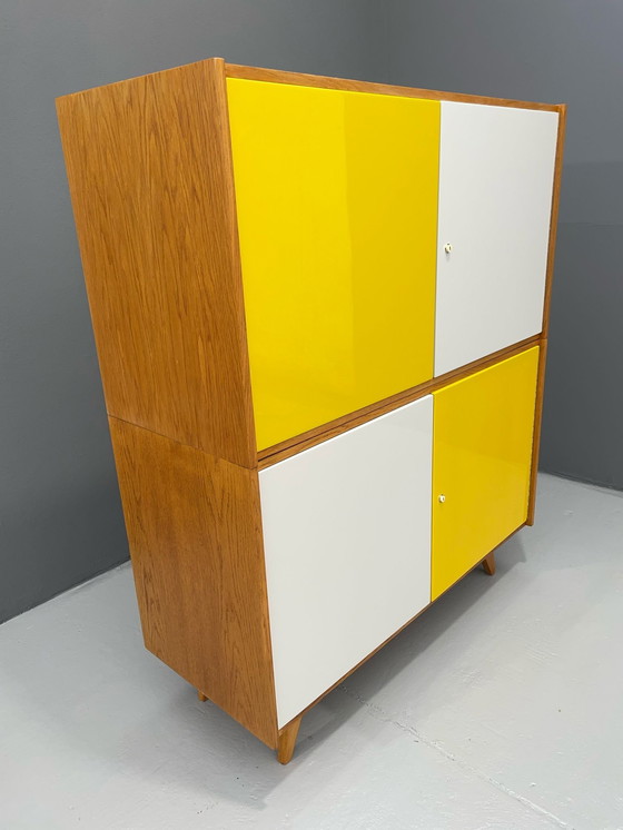Image 1 of Armoire U-450 en placage de chêne, variante jaune et blanche, Jiří Jiroutek pour Interiér Praha, années 1960